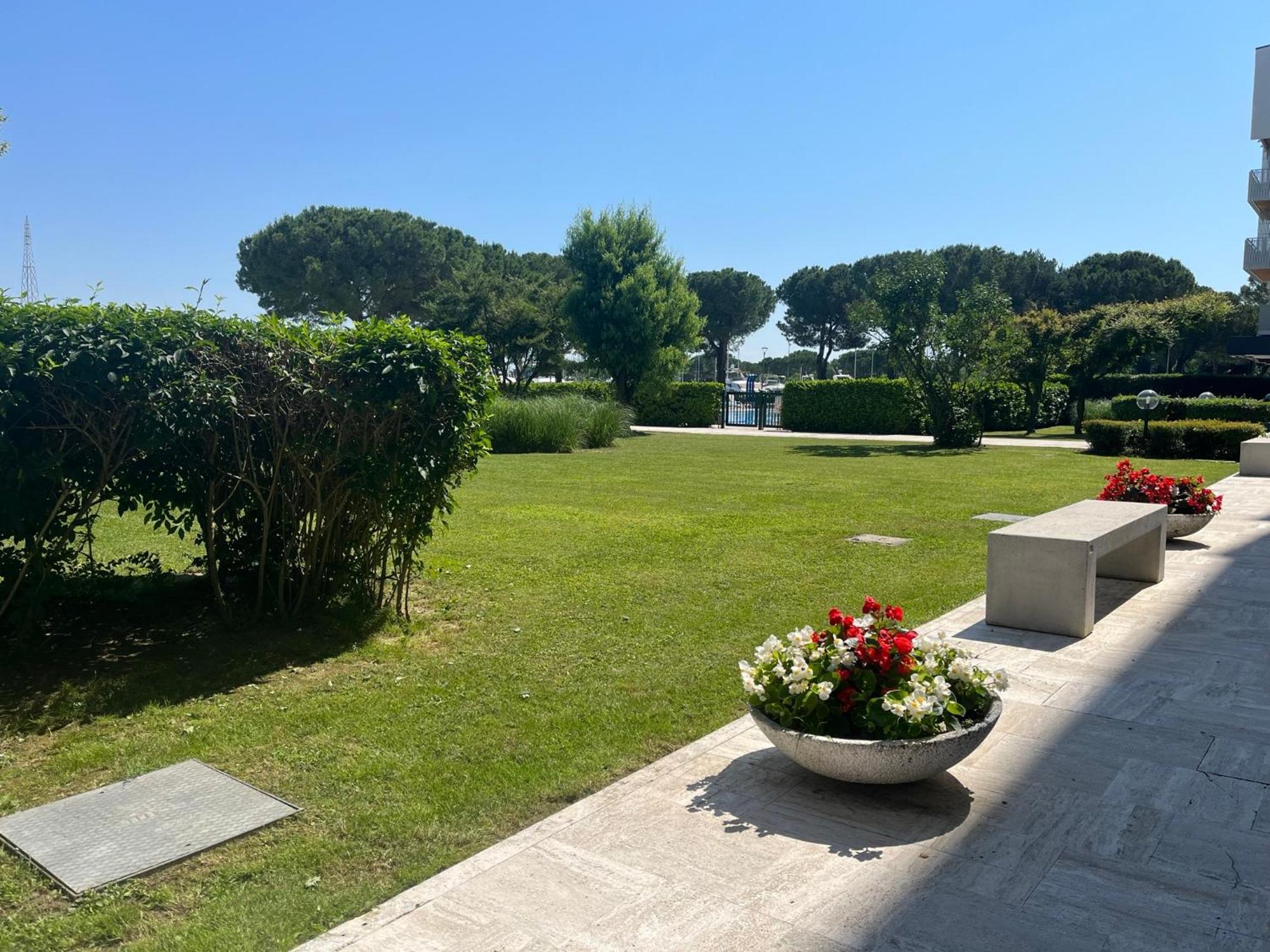 Signora Ruth - Aprilia Residence Aprilia Marittima Exterior photo